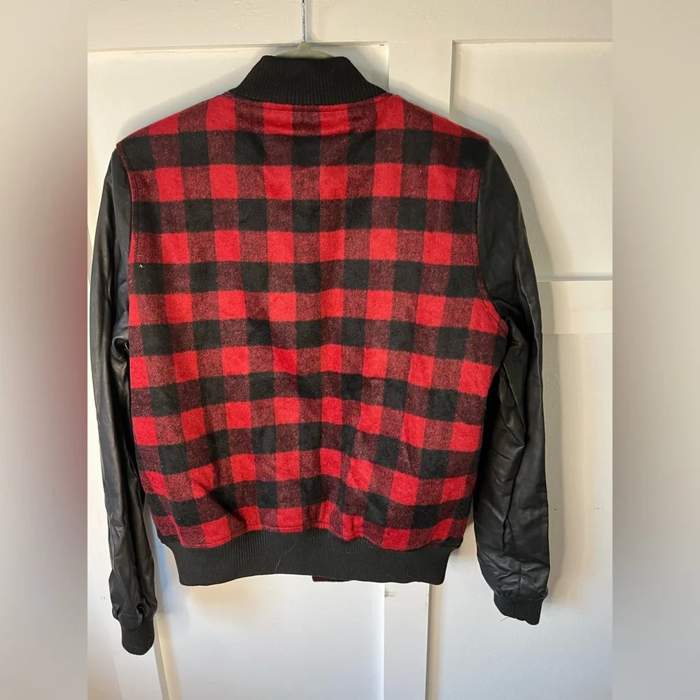 EUC Forever 21 Women’s small red black buffalo plaid bomber jacket faux leather - Picture 4 of 12